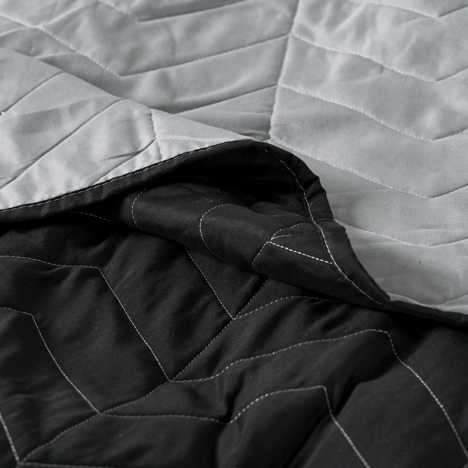Pack Quilt Bicolor Gris Gráfito + Sábana 2 Plazas 3Angeli